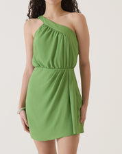 Vista lateral do vestido curto assimétrico verde, destacando o caimento e a silhueta.