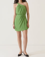 Vestido curto assimétrico verde visto de frente, com alça única e caimento solto.