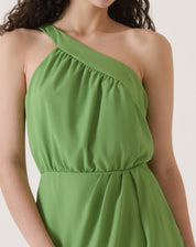 Detalhe do decote assimétrico do vestido curto verde, mostrando a alça única.