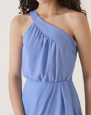 Detalhe do vestido curto assimétrico azul mostrando o decote e a alça única.