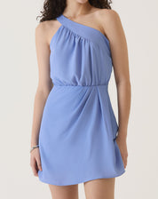 Vista frontal do vestido curto assimétrico azul com alça única, mostrando detalhes do tecido.