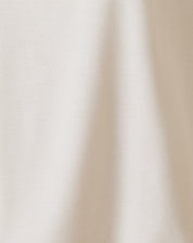 Detalhe do tecido de malha da camiseta.