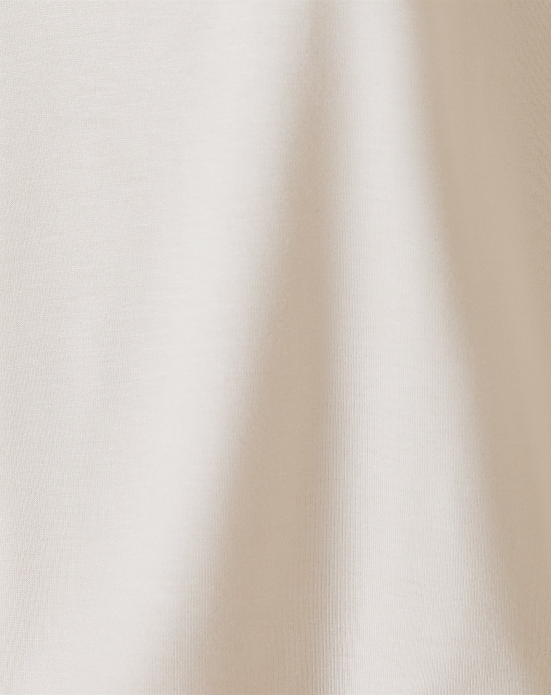 Detalhe do tecido de malha da camiseta.