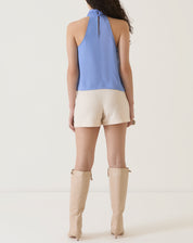 SHORT COM BOLSOS EMBUTIDOS - MANTEIGA