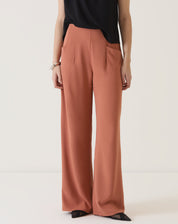 Vista frontal completa da calça de alfaiataria terracota.