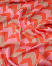 Close da barra do lenço AMARO by Scarf Me com bainha e assinatura AMARO, estampa chevron e borda coral