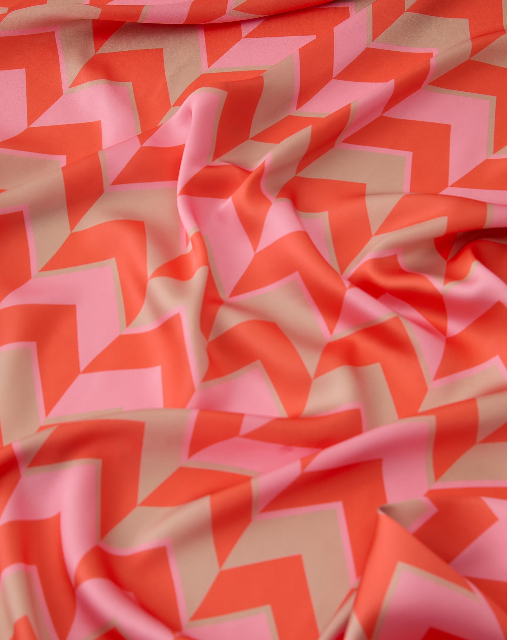 Close da barra do lenço AMARO by Scarf Me com bainha e assinatura AMARO, estampa chevron e borda coral