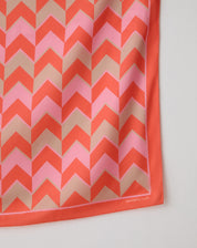 Detalhe do drapeado do tecido do lenço AMARO com padrão chevron e caimento acetinado, mostrando textura e fluidez