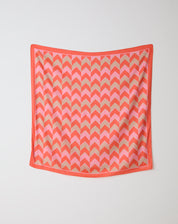 Lenço AMARO by Scarf Me quadrado estendido com estampa chevron coral, rosa e bege, foto do produto inteiro