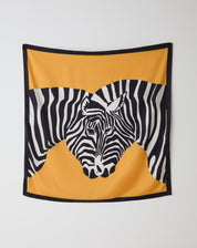 Lenço AMARO by Scarf Me 60x60cm com estampa zebra central em preto e branco sobre fundo amarelo mostarda, vista frontal do lenço quadrado