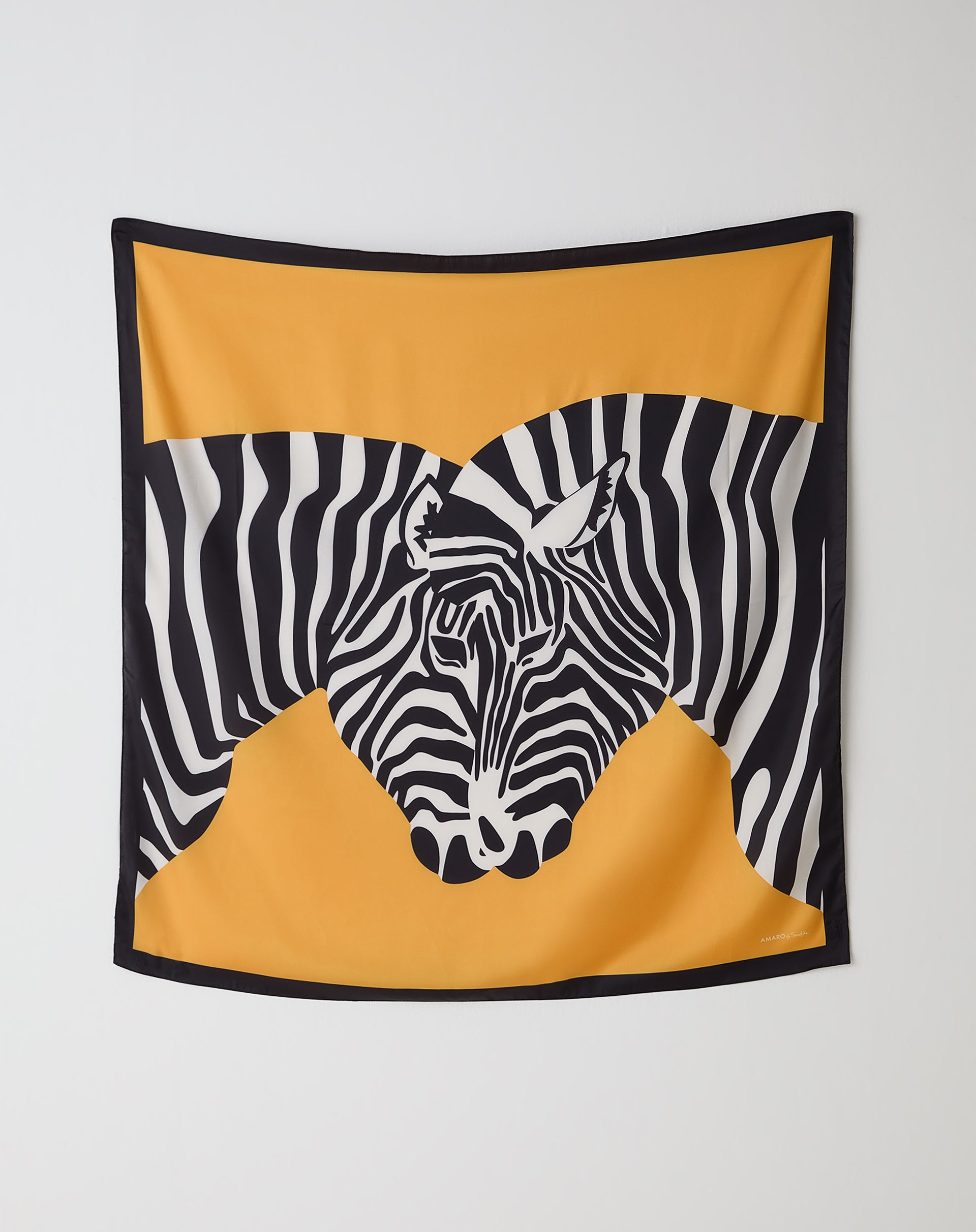 Lenço AMARO by Scarf Me 60x60cm com estampa zebra central em preto e branco sobre fundo amarelo mostarda, vista frontal do lenço quadrado