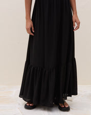 Costas do vestido maxi preto com alças finas ajustáveis, detalhe do recorte superior e encaixe das alças