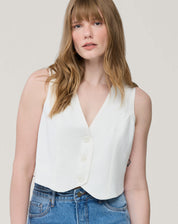 Colete cropped branco com decote em V e botões frontais, vista frontal aplicativo de moda - colete branco minimalista
