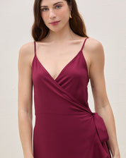 Vista traseira do vestido midi vinho em viscose com caimento fluido e barra levemente rodada — detalhe das costas e alças finas.