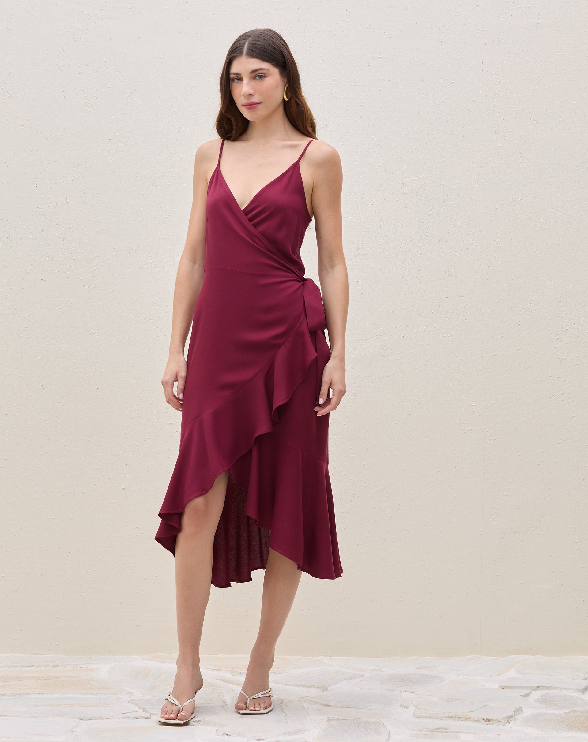 Vestido midi transpassado vinho em viscose com babado assimétrico e alças finas — vista frontal completa do look.