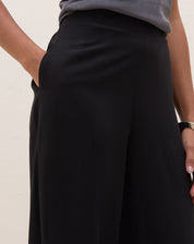 Calça Jogger Aladim preta - vista traseira evidenciando cós com leve franzido e caimento fluido