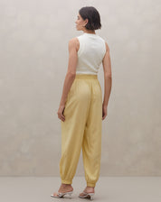 Vista traseira da Calça Jogger Aladim mostrando cós com elasticidade posterior e corte amplo