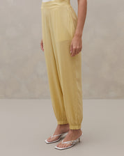 Perfil lateral da Calça Jogger Aladim evidenciando silhueta ampla e comprimento longo