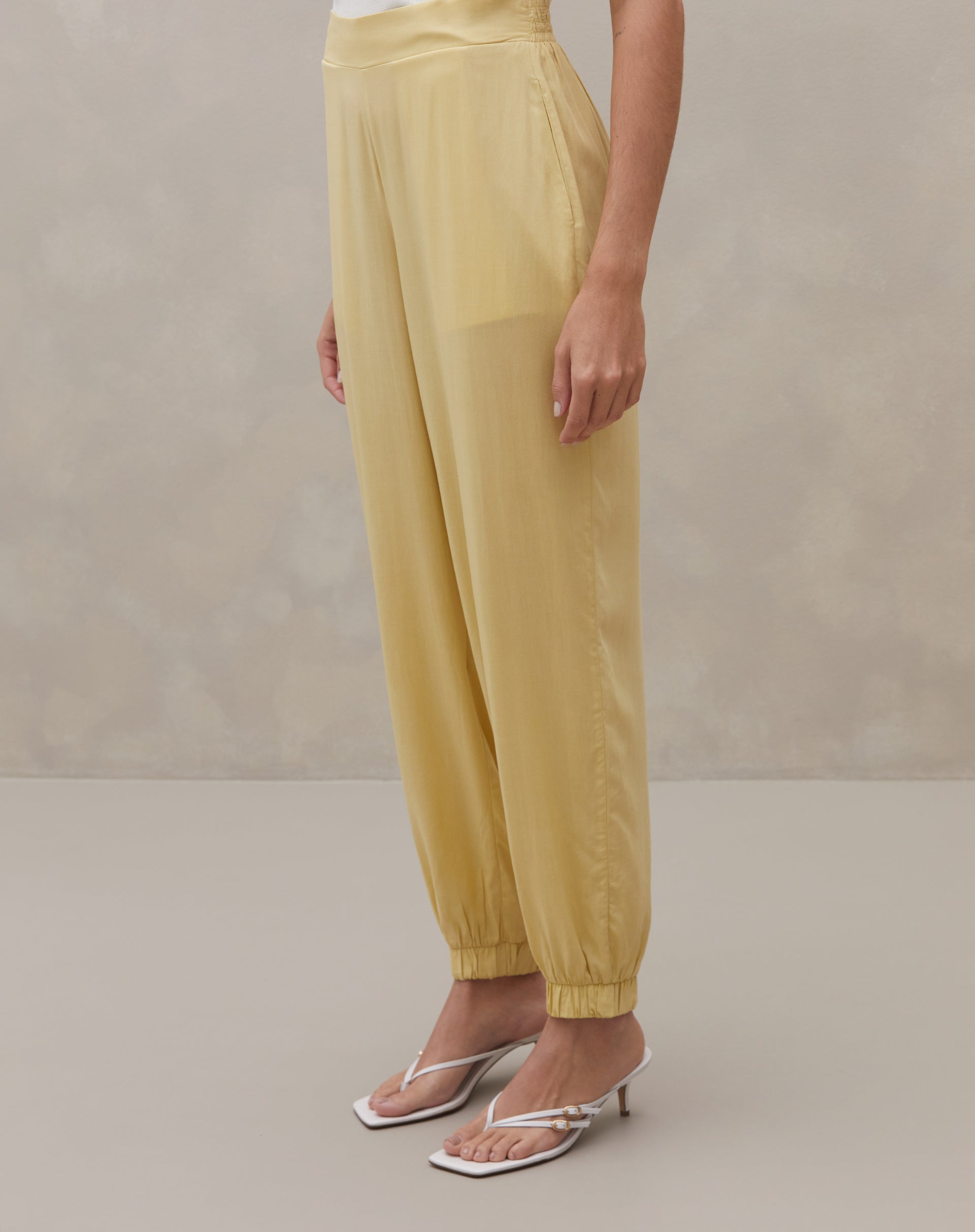 Perfil lateral da Calça Jogger Aladim evidenciando silhueta ampla e comprimento longo