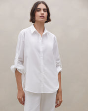 Vista traseira da camisa off-white longa mostrando barra arredondada e caimento fluido