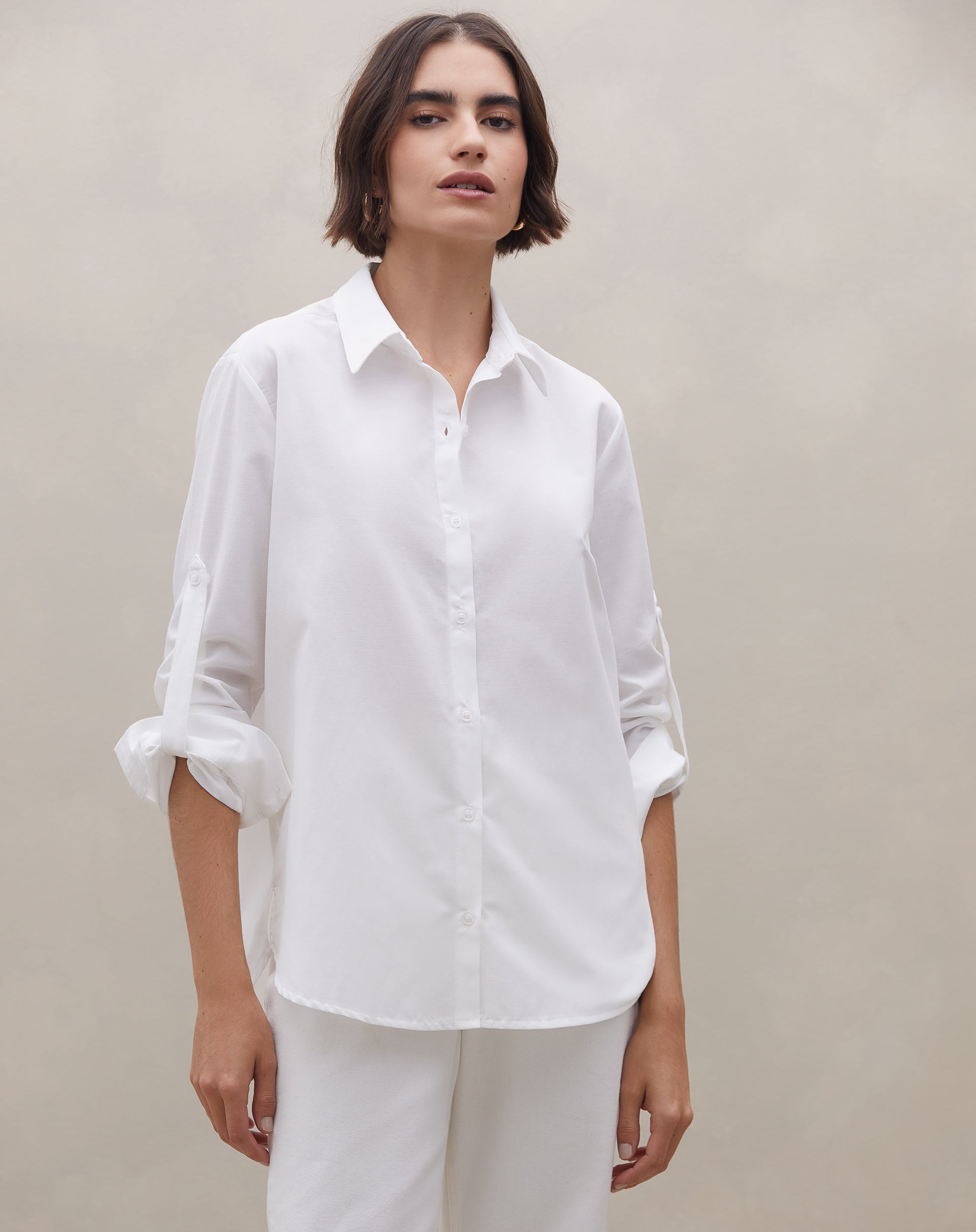 Vista traseira da camisa off-white longa mostrando barra arredondada e caimento fluido