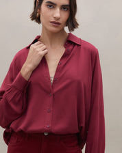 Visão frontal full-length da camisa viscose vinho combinada com calça reta vinho e sandália de tiras